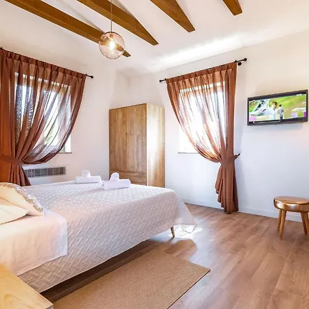 Dionis With Heated Pool & Grill * Kaštelir