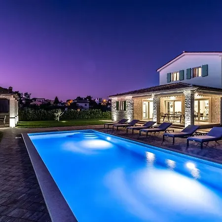 Villa Dionis With Heated Pool & Grill Kaštelir