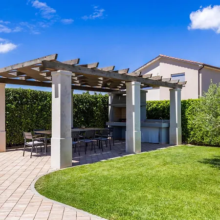 Villa Dionis With Heated Pool & Grill Kaštelir